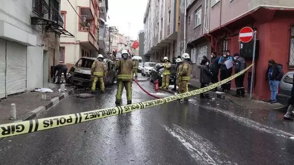 (Kağıthane'de alev alan araç doğal gaz kutusuna çarptı; faciadan dönüldü (Kağıthane'de alev alan araç doğal gaz kutusuna çarptı; faciadan dönüldü