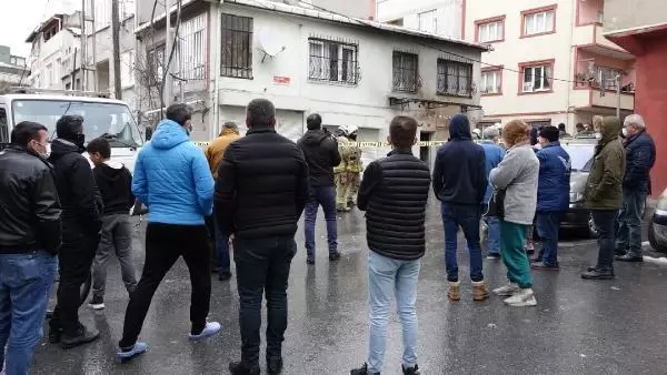 (Kağıthane'de alev alan araç doğal gaz kutusuna çarptı; faciadan dönüldü (Kağıthane'de alev alan araç doğal gaz kutusuna çarptı; faciadan dönüldü