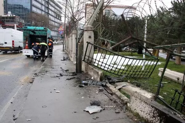 Kontrolden çıkan otomobil Kağıthane Emniyet Müdürlüğünün bahçe duvarına çarptı Kontrolden çıkan otomobil Kağıthane Emniyet Müdürlüğünün bahçe duvarına çarptı