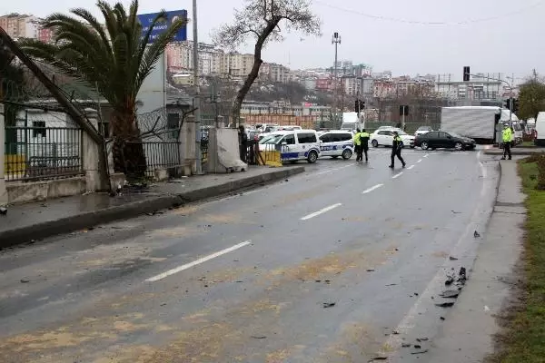 Kontrolden çıkan otomobil Kağıthane Emniyet Müdürlüğünün bahçe duvarına çarptı Kontrolden çıkan otomobil Kağıthane Emniyet Müdürlüğünün bahçe duvarına çarptı