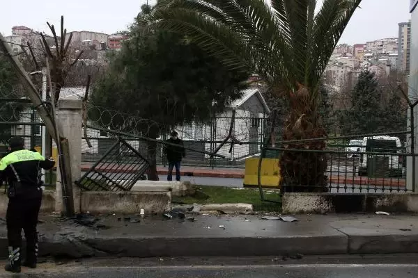 Kontrolden çıkan otomobil Kağıthane Emniyet Müdürlüğünün bahçe duvarına çarptı Kontrolden çıkan otomobil Kağıthane Emniyet Müdürlüğünün bahçe duvarına çarptı