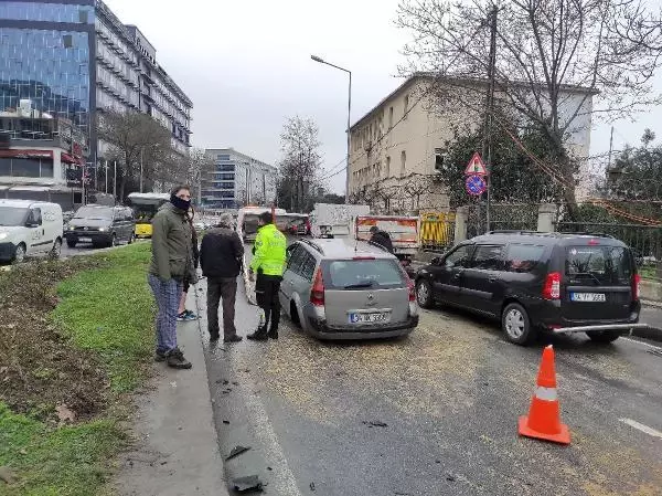 Kontrolden çıkan otomobil Kağıthane Emniyet Müdürlüğünün bahçe duvarına çarptı Kontrolden çıkan otomobil Kağıthane Emniyet Müdürlüğünün bahçe duvarına çarptı