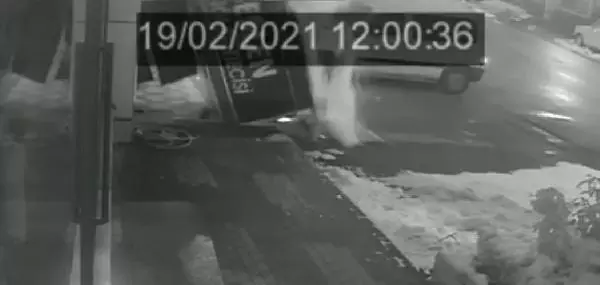 Kar kütlesine dayanamayan çatının çökme anı kamerada Kar kütlesine dayanamayan çatının çökme anı kamerada