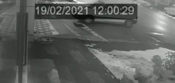 Kar kütlesine dayanamayan çatının çökme anı kamerada Kar kütlesine dayanamayan çatının çökme anı kamerada