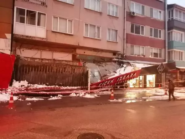 Kar kütlesine dayanamayan çatının çökme anı kamerada Kar kütlesine dayanamayan çatının çökme anı kamerada