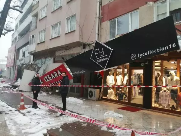 Kar kütlesine dayanamayan çatının çökme anı kamerada Kar kütlesine dayanamayan çatının çökme anı kamerada