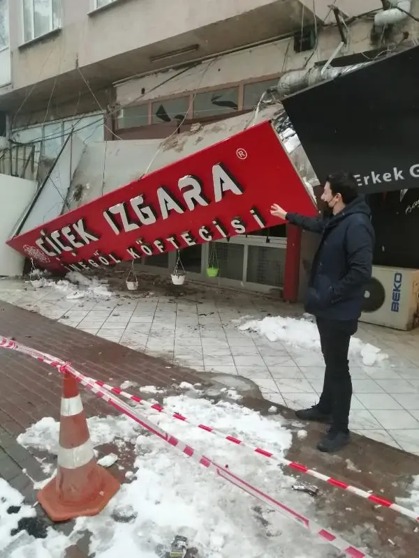 Kar kütlesine dayanamayan çatının çökme anı kamerada Kar kütlesine dayanamayan çatının çökme anı kamerada