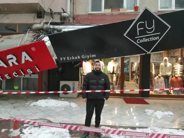 Kar kütlesine dayanamayan çatının çökme anı kamerada Kar kütlesine dayanamayan çatının çökme anı kamerada