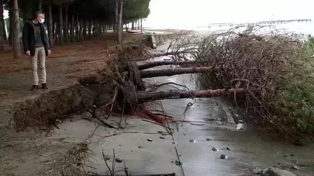 Karadeniz'de 3 metreyi bulan dalgalar Samsun sahilinde tahribata yol açtı Karadeniz'de 3 metreyi bulan dalgalar Samsun sahilinde tahribata yol açtı
