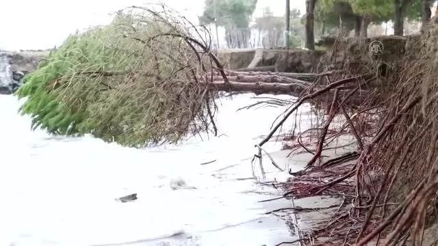 Karadeniz'de 3 metreyi bulan dalgalar Samsun sahilinde tahribata yol açtı Karadeniz'de 3 metreyi bulan dalgalar Samsun sahilinde tahribata yol açtı