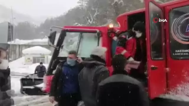 Karla kaplanan köy yollarında hastaları AFAD ekipleri kurtardı Karla kaplanan köy yollarında hastaları AFAD ekipleri kurtardı