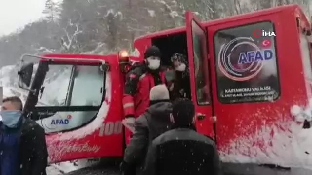 Karla kaplanan köy yollarında hastaları AFAD ekipleri kurtardı Karla kaplanan köy yollarında hastaları AFAD ekipleri kurtardı