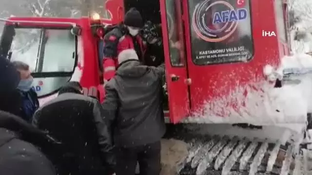 Karla kaplanan köy yollarında hastaları AFAD ekipleri kurtardı Karla kaplanan köy yollarında hastaları AFAD ekipleri kurtardı