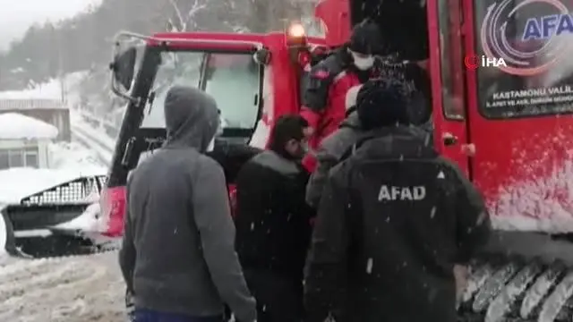 Karla kaplanan köy yollarında hastaları AFAD ekipleri kurtardı Karla kaplanan köy yollarında hastaları AFAD ekipleri kurtardı