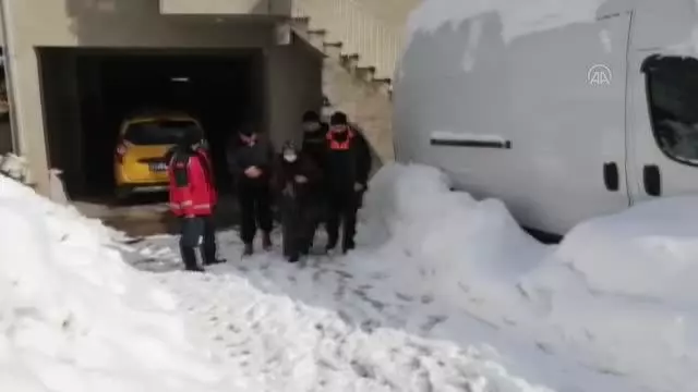 KASTAMONU - Kardan yolu kapanan köydeki hastayı AFAD ve UMKE ekipleri kurtardı KASTAMONU - Kardan yolu kapanan köydeki hastayı AFAD ve UMKE ekipleri kurtardı