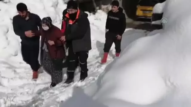 KASTAMONU - Kardan yolu kapanan köydeki hastayı AFAD ve UMKE ekipleri kurtardı KASTAMONU - Kardan yolu kapanan köydeki hastayı AFAD ve UMKE ekipleri kurtardı