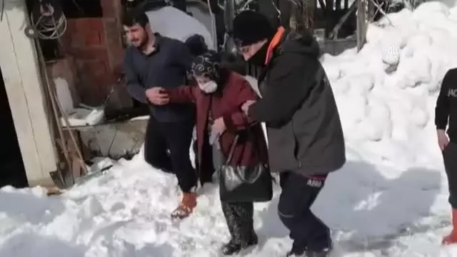 KASTAMONU - Kardan yolu kapanan köydeki hastayı AFAD ve UMKE ekipleri kurtardı KASTAMONU - Kardan yolu kapanan köydeki hastayı AFAD ve UMKE ekipleri kurtardı