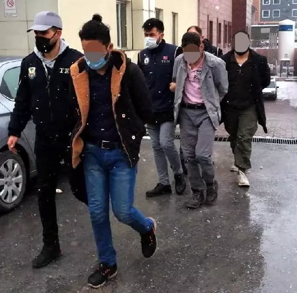 Kayseri'de DEAŞ operasyonunda yakalanan 4 kişi adliyede Kayseri'de DEAŞ operasyonunda yakalanan 4 kişi adliyede
