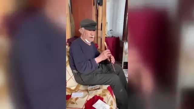 Son dakika: Kendisine aşı yapan ekibe meyle 'Ölürüm Türkiye'm' türküsünü çaldı Son dakika: Kendisine aşı yapan ekibe meyle 'Ölürüm Türkiye'm' türküsünü çaldı