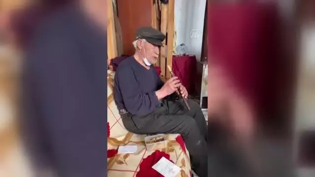Son dakika: Kendisine aşı yapan ekibe meyle 'Ölürüm Türkiye'm' türküsünü çaldı Son dakika: Kendisine aşı yapan ekibe meyle 'Ölürüm Türkiye'm' türküsünü çaldı