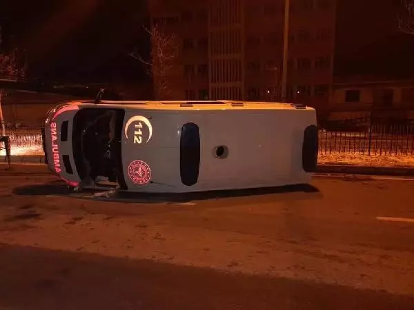 Ambulans devrildi: 3 yaralı Ambulans devrildi: 3 yaralı