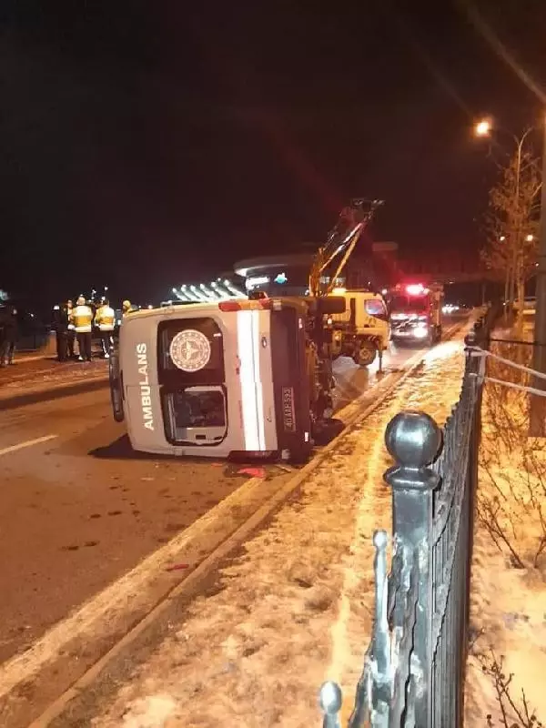 Ambulans devrildi: 3 yaralı Ambulans devrildi: 3 yaralı
