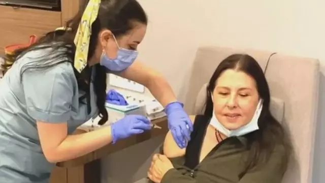 Kanser geçirdiği için korona aşısını sağ koldan olan Nilüfer'den kendisini tiye alan takipçisine cevap Kanser geçirdiği için korona aşısını sağ koldan olan Nilüfer'den kendisini tiye alan takipçisine cevap