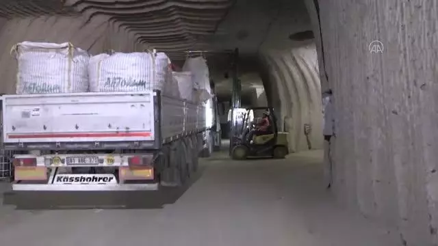 Laboratuvarda analiz edilen patates pişirme amacına göre paketleniyor Laboratuvarda analiz edilen patates pişirme amacına göre paketleniyor