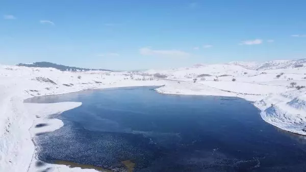 Maden sahasındaki gölet buz tuttu Maden sahasındaki gölet buz tuttu