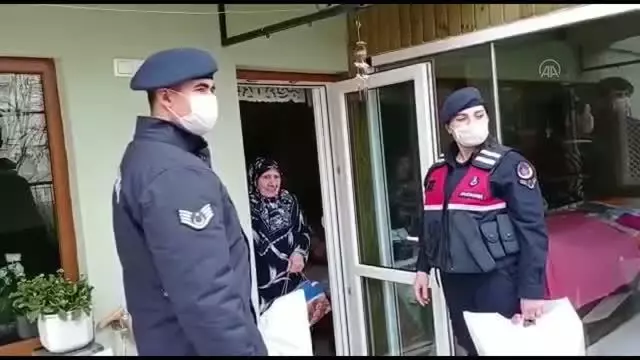 'Mahide nine'nin ördüğü atkılar Şırnak'taki askerleri ısıtacak 'Mahide nine'nin ördüğü atkılar Şırnak'taki askerleri ısıtacak