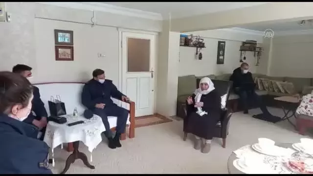 'Mahide nine'nin ördüğü atkılar Şırnak'taki askerleri ısıtacak 'Mahide nine'nin ördüğü atkılar Şırnak'taki askerleri ısıtacak
