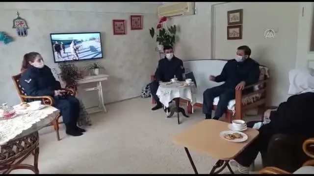 'Mahide nine'nin ördüğü atkılar Şırnak'taki askerleri ısıtacak 'Mahide nine'nin ördüğü atkılar Şırnak'taki askerleri ısıtacak