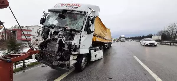 Makarna yüklü TIR, tuzlama aracına çarptı: 1 yaralı Makarna yüklü TIR, tuzlama aracına çarptı: 1 yaralı
