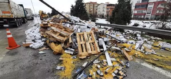 Makarna yüklü TIR, tuzlama aracına çarptı: 1 yaralı Makarna yüklü TIR, tuzlama aracına çarptı: 1 yaralı