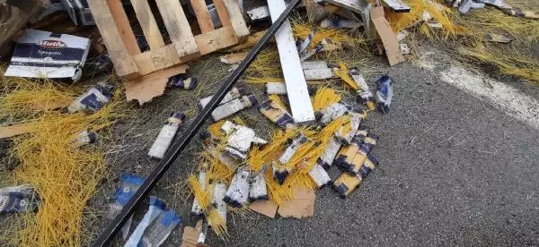Makarna yüklü TIR, tuzlama aracına çarptı: 1 yaralı Makarna yüklü TIR, tuzlama aracına çarptı: 1 yaralı