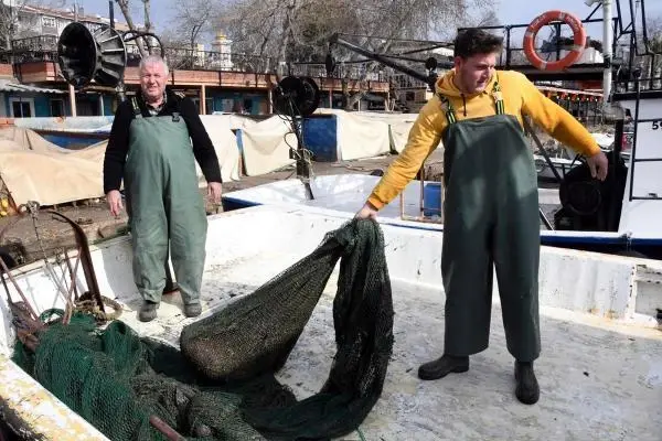 Marmara'da deniz salyası arttı, balıkçılar paydos etti Marmara'da deniz salyası arttı, balıkçılar paydos etti