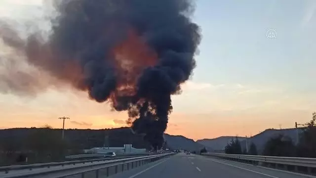Son dakika gündem: Metal geri dönüşüm fabrikasında yangın (2) Son dakika gündem: Metal geri dönüşüm fabrikasında yangın (2)