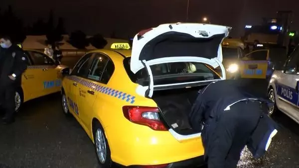 Son dakika! Müşterinin dikkati taksideki uyuşturucuyu yakalattı, 2 taksici gözaltında Son dakika! Müşterinin dikkati taksideki uyuşturucuyu yakalattı, 2 taksici gözaltında