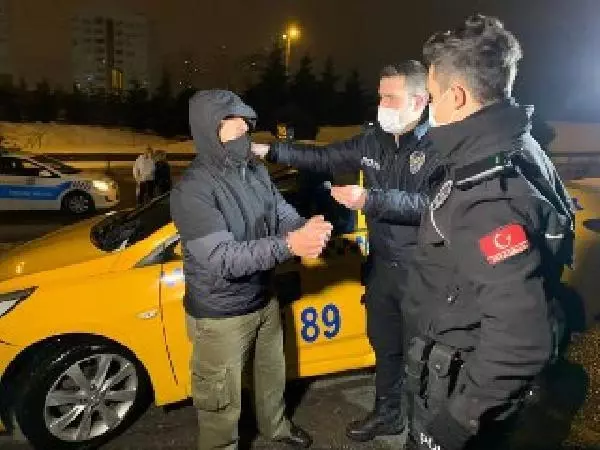 Son dakika! Müşterinin dikkati taksideki uyuşturucuyu yakalattı, 2 taksici gözaltında Son dakika! Müşterinin dikkati taksideki uyuşturucuyu yakalattı, 2 taksici gözaltında