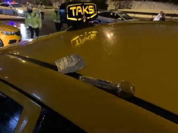Son dakika! Müşterinin dikkati taksideki uyuşturucuyu yakalattı, 2 taksici gözaltında Son dakika! Müşterinin dikkati taksideki uyuşturucuyu yakalattı, 2 taksici gözaltında