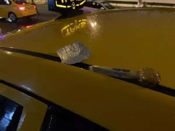 Son dakika! Müşterinin dikkati taksideki uyuşturucuyu yakalattı, 2 taksici gözaltında Son dakika! Müşterinin dikkati taksideki uyuşturucuyu yakalattı, 2 taksici gözaltında