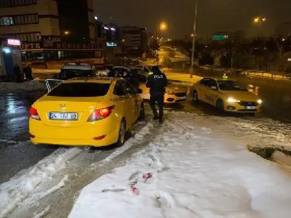 Son dakika! Müşterinin dikkati taksideki uyuşturucuyu yakalattı, 2 taksici gözaltında Son dakika! Müşterinin dikkati taksideki uyuşturucuyu yakalattı, 2 taksici gözaltında