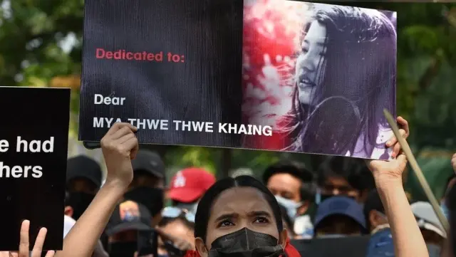 Myanmar'da darbe karşıtı protestolarda polisin vurduğu gösterici hayatını kaybetti Myanmar'da darbe karşıtı protestolarda polisin vurduğu gösterici hayatını kaybetti