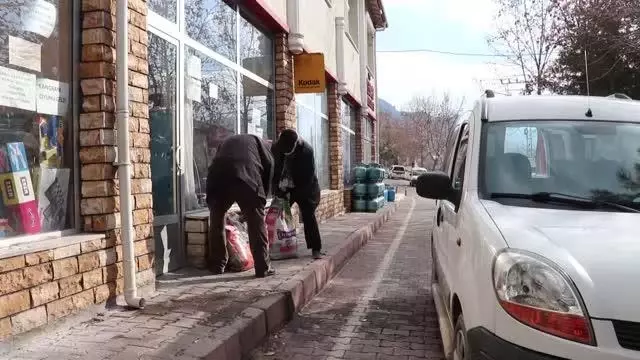 Ölen köpeğini kalbine gömüp, yaşamını sokak hayvanlarına adadı Ölen köpeğini kalbine gömüp, yaşamını sokak hayvanlarına adadı