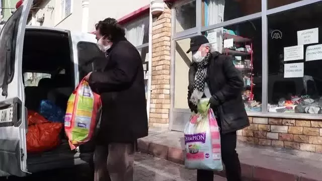 Ölen köpeğini kalbine gömüp, yaşamını sokak hayvanlarına adadı Ölen köpeğini kalbine gömüp, yaşamını sokak hayvanlarına adadı
