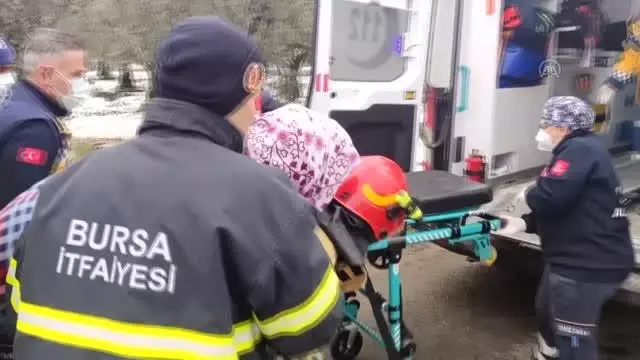 Orhangazi'de trafik kazasında 2 kişi yaralandı Orhangazi'de trafik kazasında 2 kişi yaralandı