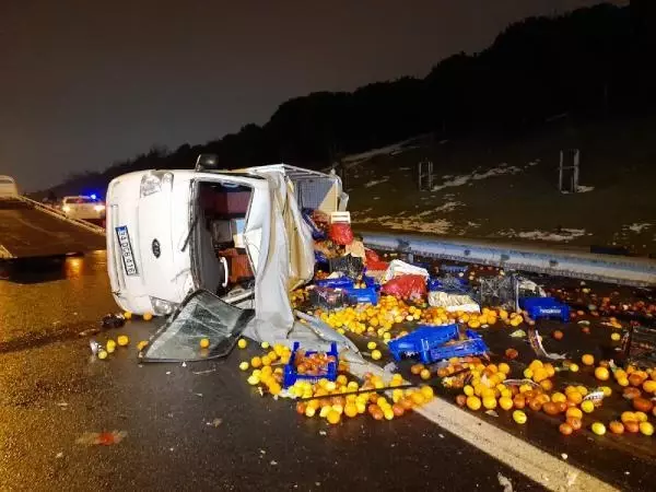 Otomobilin çarptığı sebze ve meyve yüklü kamyonet devrildi, sebze ve meyveler yola saçıldı Otomobilin çarptığı sebze ve meyve yüklü kamyonet devrildi, sebze ve meyveler yola saçıldı