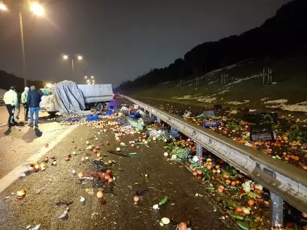 Otomobilin çarptığı sebze ve meyve yüklü kamyonet devrildi, sebze ve meyveler yola saçıldı Otomobilin çarptığı sebze ve meyve yüklü kamyonet devrildi, sebze ve meyveler yola saçıldı