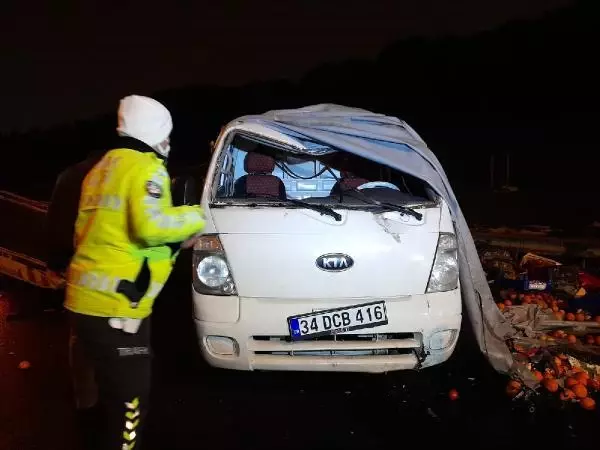 Otomobilin çarptığı sebze ve meyve yüklü kamyonet devrildi, sebze ve meyveler yola saçıldı Otomobilin çarptığı sebze ve meyve yüklü kamyonet devrildi, sebze ve meyveler yola saçıldı