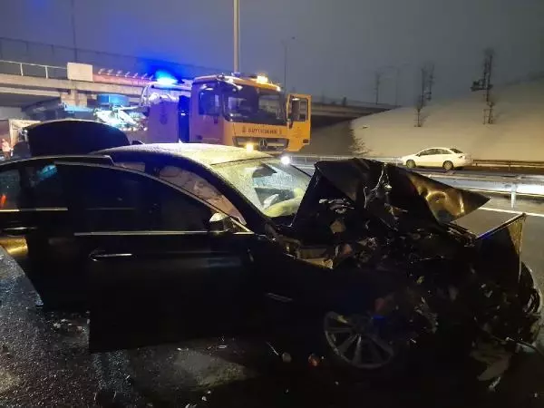 Otomobilin çarptığı sebze ve meyve yüklü kamyonet devrildi, sebze ve meyveler yola saçıldı Otomobilin çarptığı sebze ve meyve yüklü kamyonet devrildi, sebze ve meyveler yola saçıldı